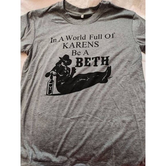 In A World Full of Karen's Be Beth Meme Unisex Tee T-Shirt Gray, Size Medium NEW - Picture 2 of 5
